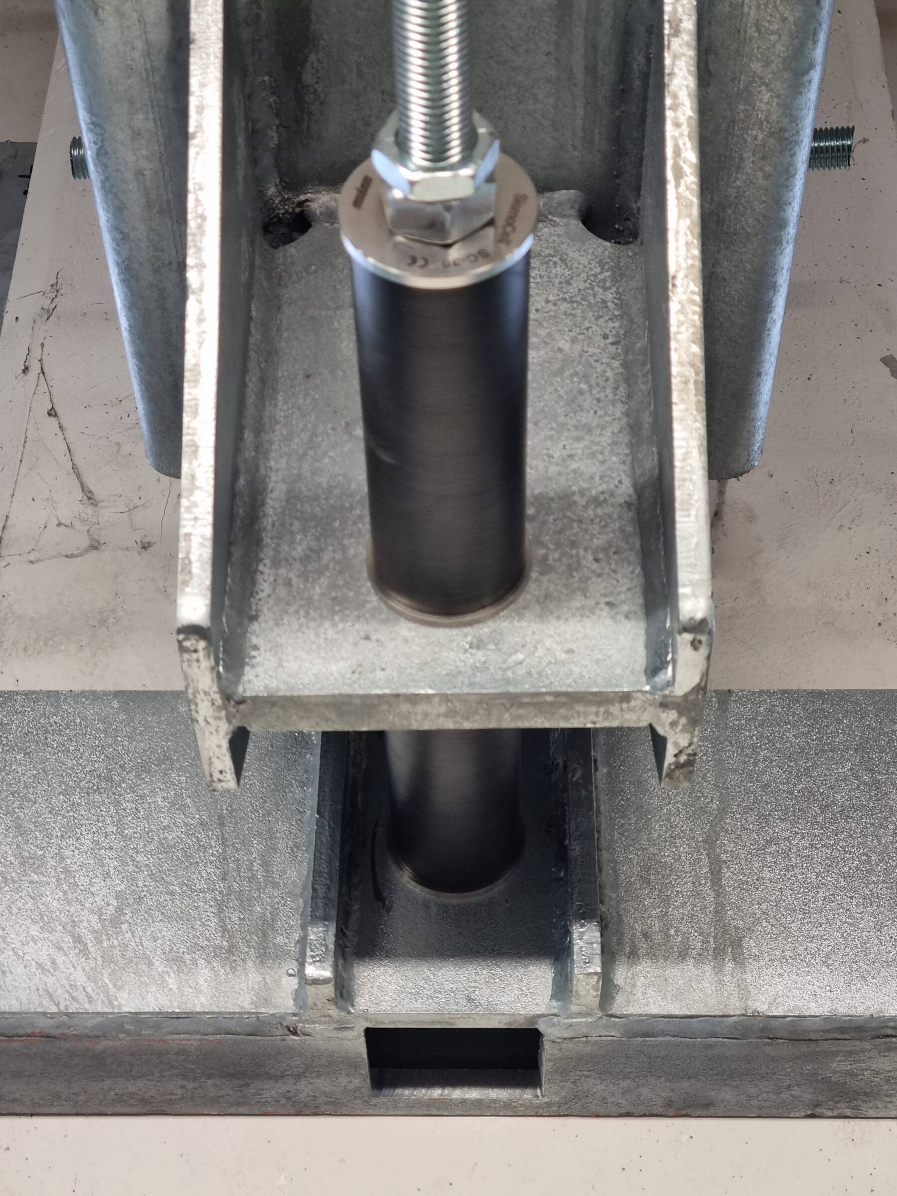 Sismocell, cella in acciaio e fibra di carbonio materiale composito antisismico Sismocell, cella in acciaio e fibra di carbonio materiale composito antisismico