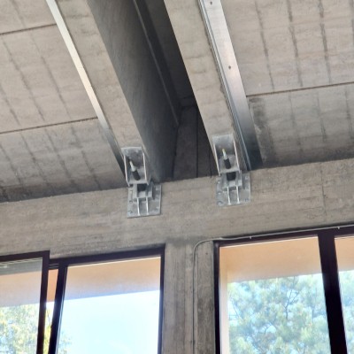 Dispositivi SismoCell installati per creare collegamenti dissipativi nella palestra della Scuola primaria Fantini