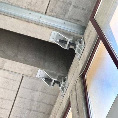 Dettaglio dei dispositivi SismoCell applicati tra gli elementi strutturali della palestra prefabbricata